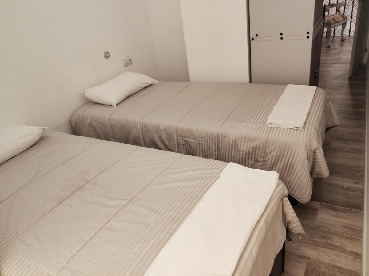 Palafox 23 Hostel Madrid Exterior photo